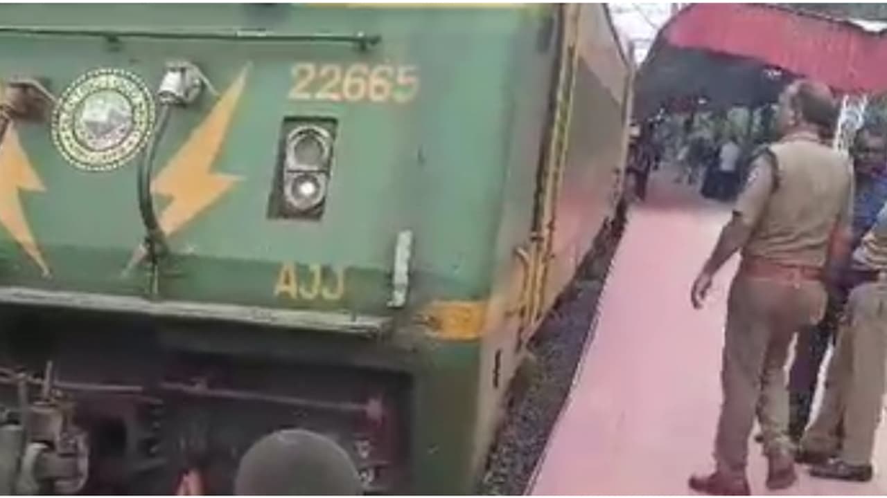 ഫറോക്ക് റെയില്‍വേ സ്‌റ്റേഷനിലെത്തിയ ട്രെയിനിന്‍റെ മുൻവശത്ത് യുവാവിന്‍റെ മൃതദേഹം, അതിഥി തൊഴിലാളിയെന്ന് സംശയം