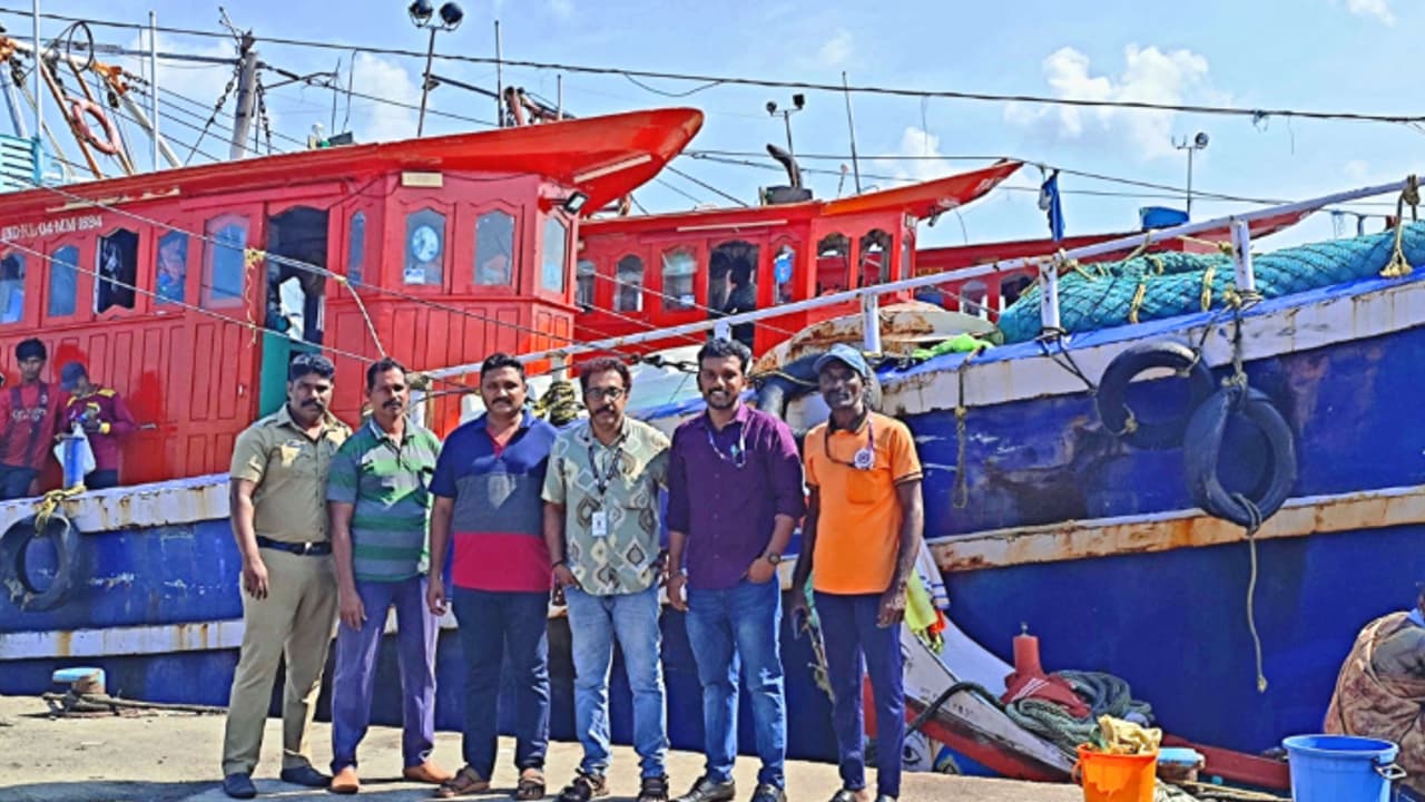 12 നോട്ടിക്കൽ മൈലിനുളളിൽ തീരത്ത് മത്സ്യബന്ധനം; മൂന്നു ബോട്ടുകൾ പിടിയിൽ, പിഴയിട്ടു