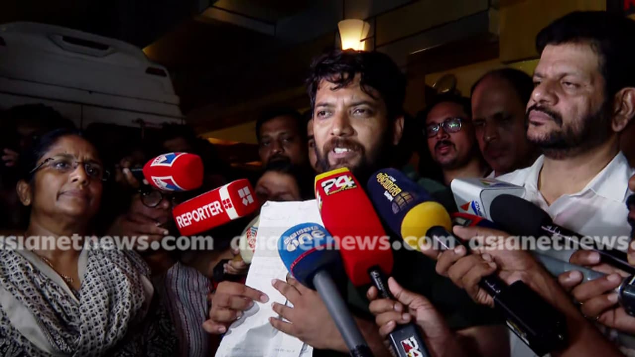  'തെരഞ്ഞെടുപ്പ് ഉദ്യോഗസ്ഥർ പോലും അറിയാതെയുള്ള പരിശോധന', പാതിരാ പരിശോധന കൃത്യമായ നാടകമെന്ന് ഷാഫി പറമ്പിൽ