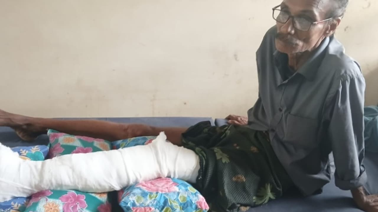 മുഖത്ത് കറുപ്പ് ചായം തേച്ചും മുഖം മറച്ചും രാത്രി വീട്ടിൽ കയറി വന്നത് 3 പേർ; വിളിച്ചുണർത്തി കാൽ തല്ലിയൊടിച്ചു