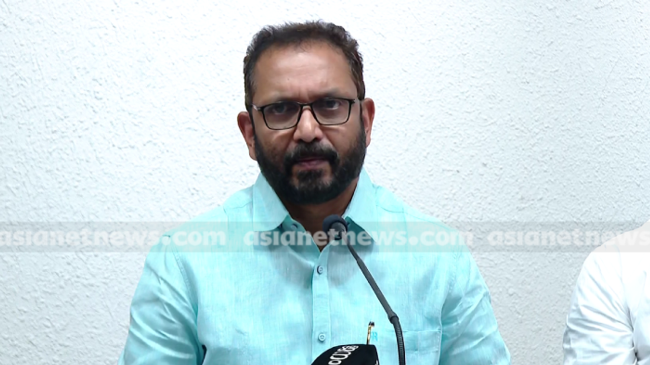 പാലക്കാട്ടെ പാതിരാ പരിശോധന: പൊലീസിനെതിരെ കെ സുരേന്ദ്രൻ; 'കള്ളപ്പണം മറ്റൊരു മുറിയിൽ സൂക്ഷിക്കാൻ അവസരമൊരുക്കി'
