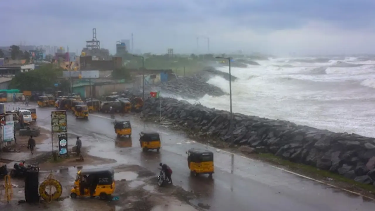 மீண்டும் ஆட்டத்தை ஆரம்பிக்கப்போகும் மழை? வானிலை மையம் கொடுத்த முக்கிய அப்டேட்! மீண்டும் ஆட்டத்தை ஆரம்பிக்கப்போகும் மழை? வானிலை மையம் கொடுத்த முக்கிய அப்டேட்!