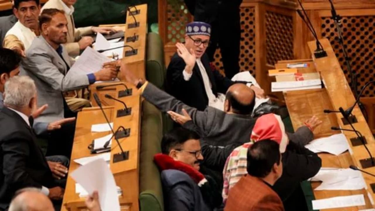 370ನೇ ವಿಧಿ ಮರು ಜಾರಿಗೆ ಕಾಶ್ಮೀರ ಅಸಂಬ್ಲಿ ಗೊತ್ತುವಳಿ; ಬಿಜೆಪಿಗರಿಂದ ಜೈಶ್ರೀರಾಮ್‌ ಘೋಷಣೆ