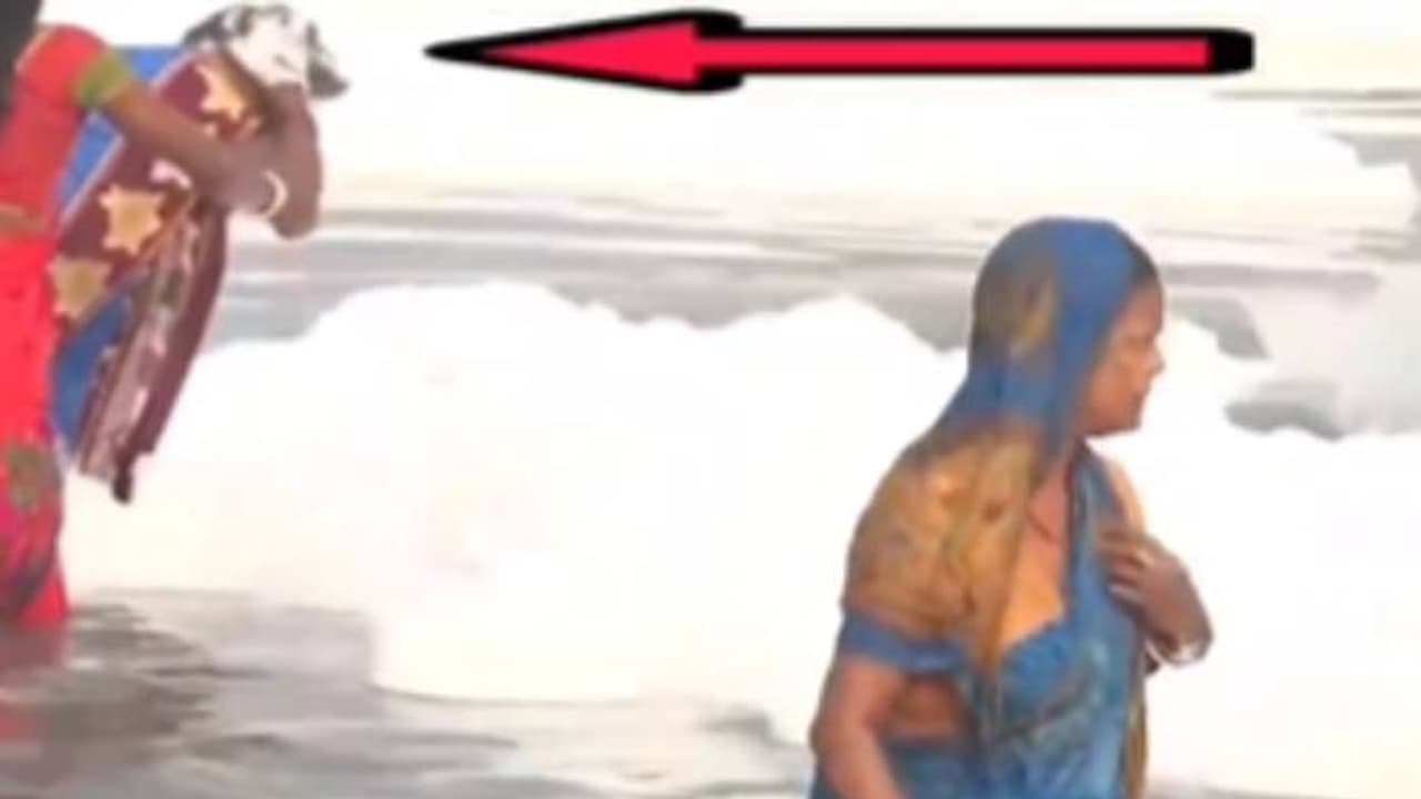 യമുനയിലെ വിഷപ്പതയിൽ തലമുടി കഴുകുന്ന സ്ത്രീ, ഷാംപൂവാണെന്ന് തെറ്റിദ്ധരിച്ചു? വീഡിയോ പ്രചരിക്കുന്നു യമുനയിലെ വിഷപ്പതയിൽ തലമുടി കഴുകുന്ന സ്ത്രീ, ഷാംപൂവാണെന്ന് തെറ്റിദ്ധരിച്ചു? വീഡിയോ പ്രചരിക്കുന്നു