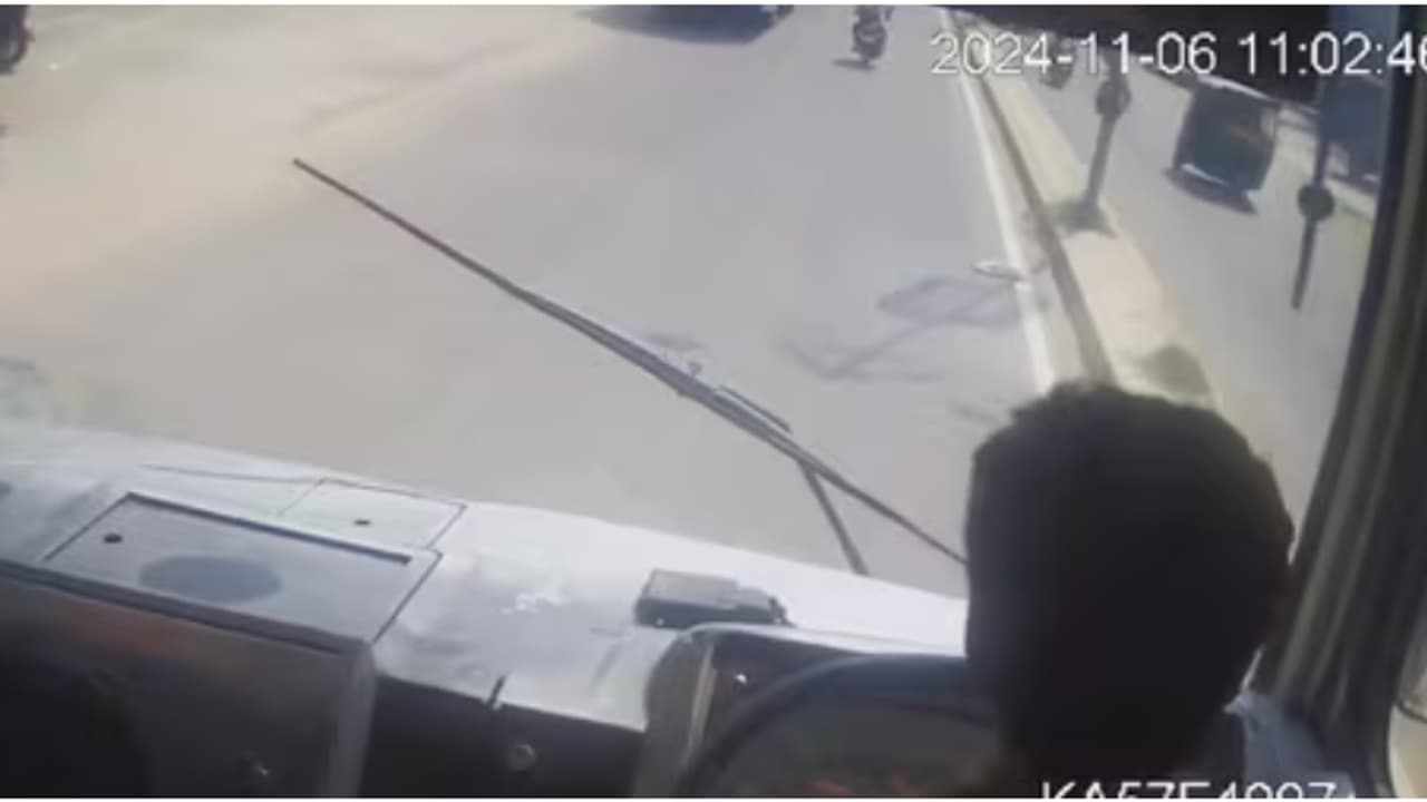 ബസ് ഓടിക്കുമ്പോൾ ഡ്രൈവർക്ക് ഹൃദയാഘാതം, നിയന്ത്രണം നഷ്ടമായി മറ്റൊരു ബസിൽ തട്ടി, രക്ഷയായത് കണ്ടക്ടറുടെ ഇടപെടൽ