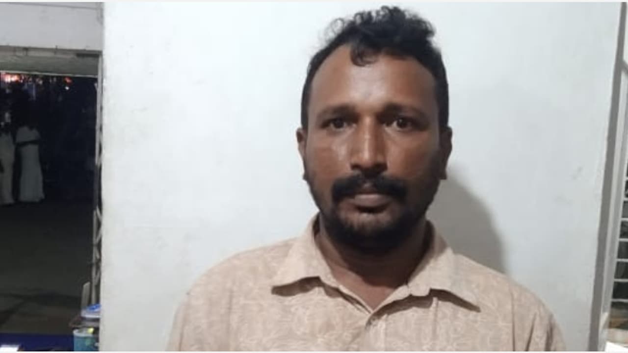 കൈ കാണിച്ചെങ്കിലും നിർത്താൻ കൂട്ടാക്കിയില്ല, ഒടുവിൽ തടഞ്ഞുനിർത്തി; 10 ലിറ്റര് വിദേശ മദ്യവുമായി യുവാവ് പിടിയിൽ കൈ കാണിച്ചെങ്കിലും നിർത്താൻ കൂട്ടാക്കിയില്ല, ഒടുവിൽ തടഞ്ഞുനിർത്തി; 10 ലിറ്റര് വിദേശ മദ്യവുമായി യുവാവ് പിടിയിൽ