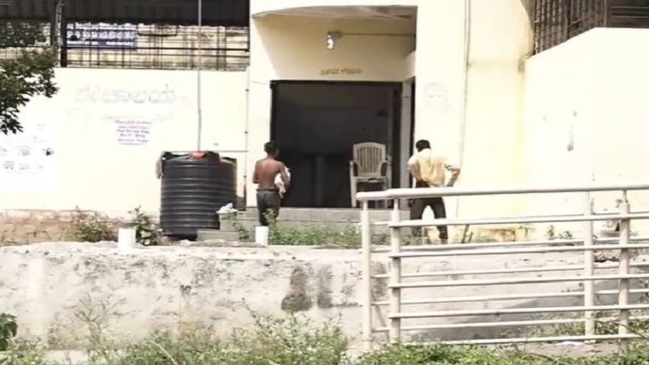 ತುಮಕೂರು: ಬರೀ ಗೈಲಿ ಮಲ ಬಾಚುವ ಪದ್ದತಿ ಇನ್ನೂ ಜೀವಂತ: ಸಚಿವ ಪರಮೇಶ್ವರ್ ಸ್ವಕ್ಷೇತ್ರದಲ್ಲಿ ಅಮಾನವೀಯ ಘಟನೆ! ತುಮಕೂರು: ಬರೀ ಗೈಲಿ ಮಲ ಬಾಚುವ ಪದ್ದತಿ ಇನ್ನೂ ಜೀವಂತ: ಸಚಿವ ಪರಮೇಶ್ವರ್ ಸ್ವಕ್ಷೇತ್ರದಲ್ಲಿ ಅಮಾನವೀಯ ಘಟನೆ!