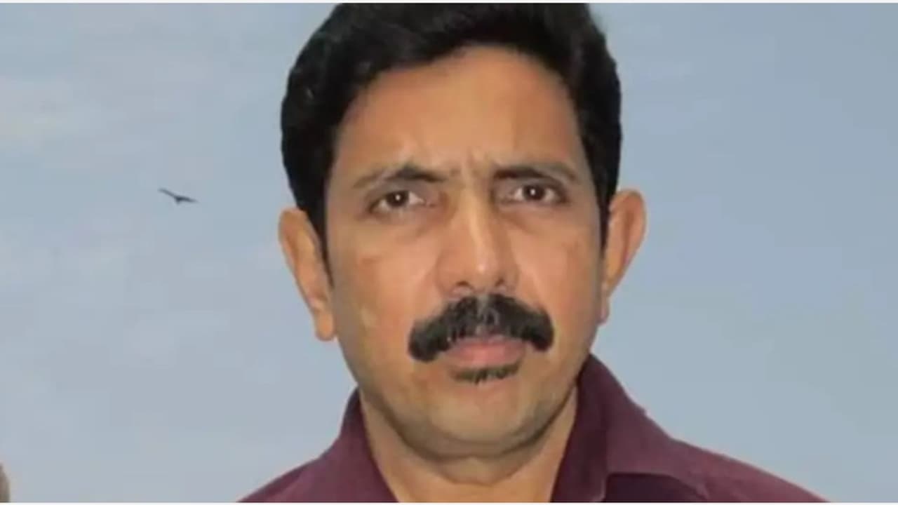 സ്കൂൾ മൈതാനിയിൽ സ്കൂട്ടറിൽ നിന്ന് കുഴഞ്ഞുവീണു; ഹയർ സെക്കൻഡറി സ്കൂളിലെ പ്രിൻസിപ്പൽ മരിച്ചു സ്കൂൾ മൈതാനിയിൽ സ്കൂട്ടറിൽ നിന്ന് കുഴഞ്ഞുവീണു; ഹയർ സെക്കൻഡറി സ്കൂളിലെ പ്രിൻസിപ്പൽ മരിച്ചു