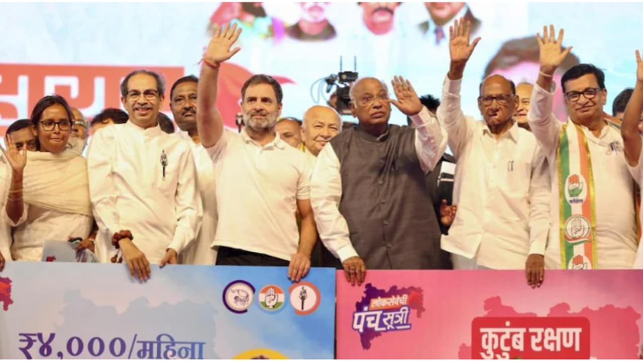 25 ലക്ഷത്തിന്റെ ഇൻഷുറൻസ് പരിരക്ഷ, സ്ത്രീകൾക്ക് പ്രതിമാസം 3000 രൂപ; പ്രകടന പത്രികയുമായി മഹാവികാസ് അഘാഡി 25 ലക്ഷത്തിന്റെ ഇൻഷുറൻസ് പരിരക്ഷ, സ്ത്രീകൾക്ക് പ്രതിമാസം 3000 രൂപ; പ്രകടന പത്രികയുമായി മഹാവികാസ് അഘാഡി