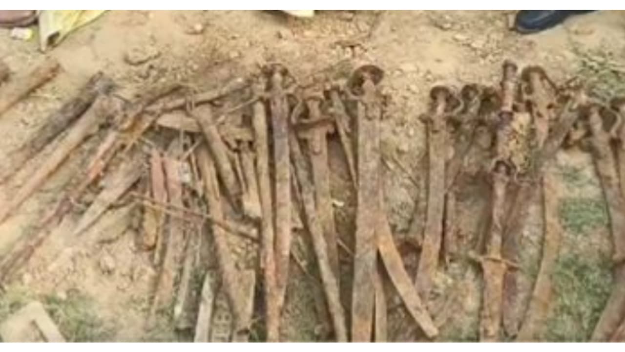 വയൽ ഉഴുതുമറിച്ചപ്പോൾ കണ്ടെത്തിയത് 18ാം നൂറ്റാണ്ടിലെ നിധി, ലഭിച്ചത് മുഗൾ കാലത്തെ തോക്കുകളും വാളുകളും! വയൽ ഉഴുതുമറിച്ചപ്പോൾ കണ്ടെത്തിയത് 18ാം നൂറ്റാണ്ടിലെ നിധി, ലഭിച്ചത് മുഗൾ കാലത്തെ തോക്കുകളും വാളുകളും!