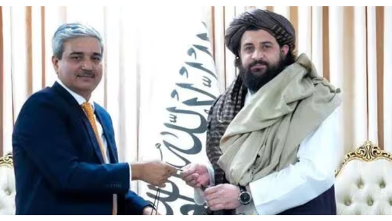 പാകിസ്ഥാനുമായി അകല്‍ച്ച വര്‍ധിക്കുന്നു, ഇന്ത്യയുമായി കൂട്ടുകൂടാന്‍ താലിബാന്‍, കാബൂളില്‍ ചര്‍ച്ച നടത്തി 
