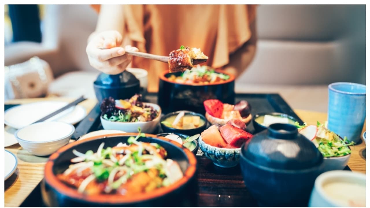 ഭക്ഷണം എടുത്ത് വച്ച മേശയില് മകന് മൂത്രമൊഴിച്ചു; വീഡിയോ പങ്കുവച്ച് അമ്മ, രൂക്ഷ വിമര്ശനവുമായി സോഷ്യല് മീഡിയ ഭക്ഷണം എടുത്ത് വച്ച മേശയില് മകന് മൂത്രമൊഴിച്ചു; വീഡിയോ പങ്കുവച്ച് അമ്മ, രൂക്ഷ വിമര്ശനവുമായി സോഷ്യല് മീഡിയ