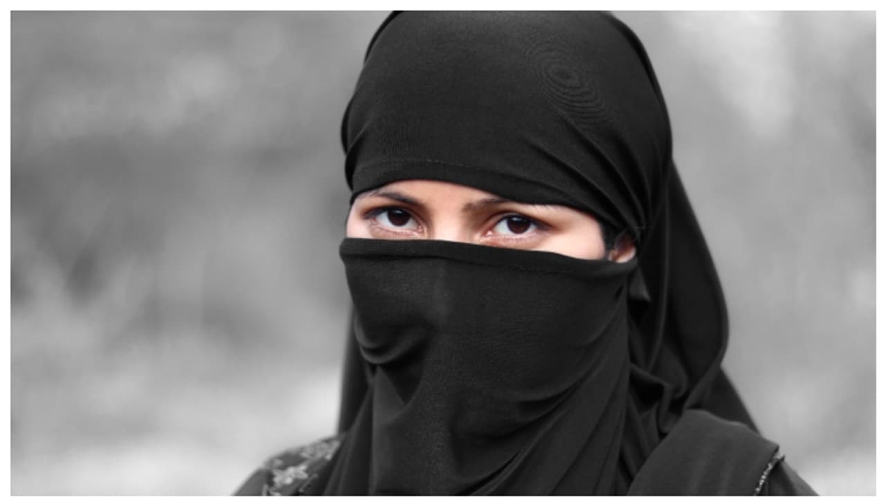 അമ്മാവനെ വിവാഹം കഴിച്ചു, യുകെ യുവതിക്കെതിരെ വ്യഭിചാര കുറ്റത്തിന് കല്ലെറിയൽ ശിക്ഷ വിധിച്ച് പാക് ശരീയത്ത് കോടതി അമ്മാവനെ വിവാഹം കഴിച്ചു, യുകെ യുവതിക്കെതിരെ വ്യഭിചാര കുറ്റത്തിന് കല്ലെറിയൽ ശിക്ഷ വിധിച്ച് പാക് ശരീയത്ത് കോടതി