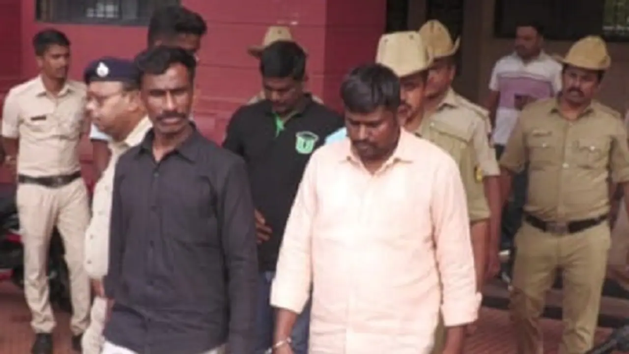 ಪತಿಯ ಜೊತೆ ಅನೈತಿಕ ಸಂಬಂಧದ ಶಂಕೆ: ಯೋಗ ಶಿಕ್ಷಕಿ ಅಪಹರಿಸಿ ಕೊಲೆಗೆ ಸುಪಾರಿ ನೀಡಿದ ಮಹಿಳೆ! ಪತಿಯ ಜೊತೆ ಅನೈತಿಕ ಸಂಬಂಧದ ಶಂಕೆ: ಯೋಗ ಶಿಕ್ಷಕಿ ಅಪಹರಿಸಿ ಕೊಲೆಗೆ ಸುಪಾರಿ ನೀಡಿದ ಮಹಿಳೆ!