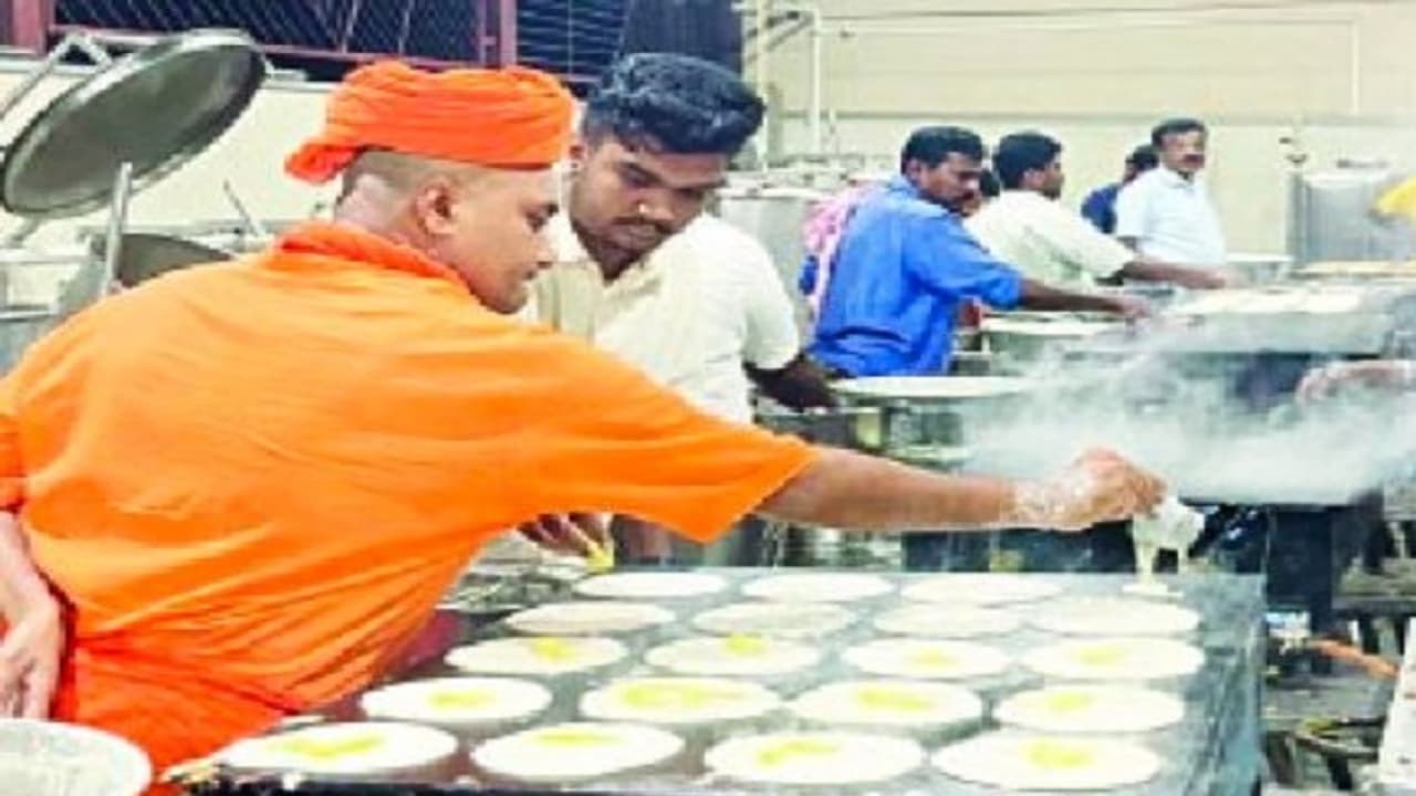 ಕೊಪ್ಪಳ: ಬಾಣಸಿಗರಂತೆ ವಿದ್ಯಾರ್ಥಿಗಳಿಗೆ ಬೆಣ್ಣೆ ದೋಸೆ ಹಾಕಿದ ಗವಿಮಠ ಶ್ರೀ! ಕೊಪ್ಪಳ: ಬಾಣಸಿಗರಂತೆ ವಿದ್ಯಾರ್ಥಿಗಳಿಗೆ ಬೆಣ್ಣೆ ದೋಸೆ ಹಾಕಿದ ಗವಿಮಠ ಶ್ರೀ!