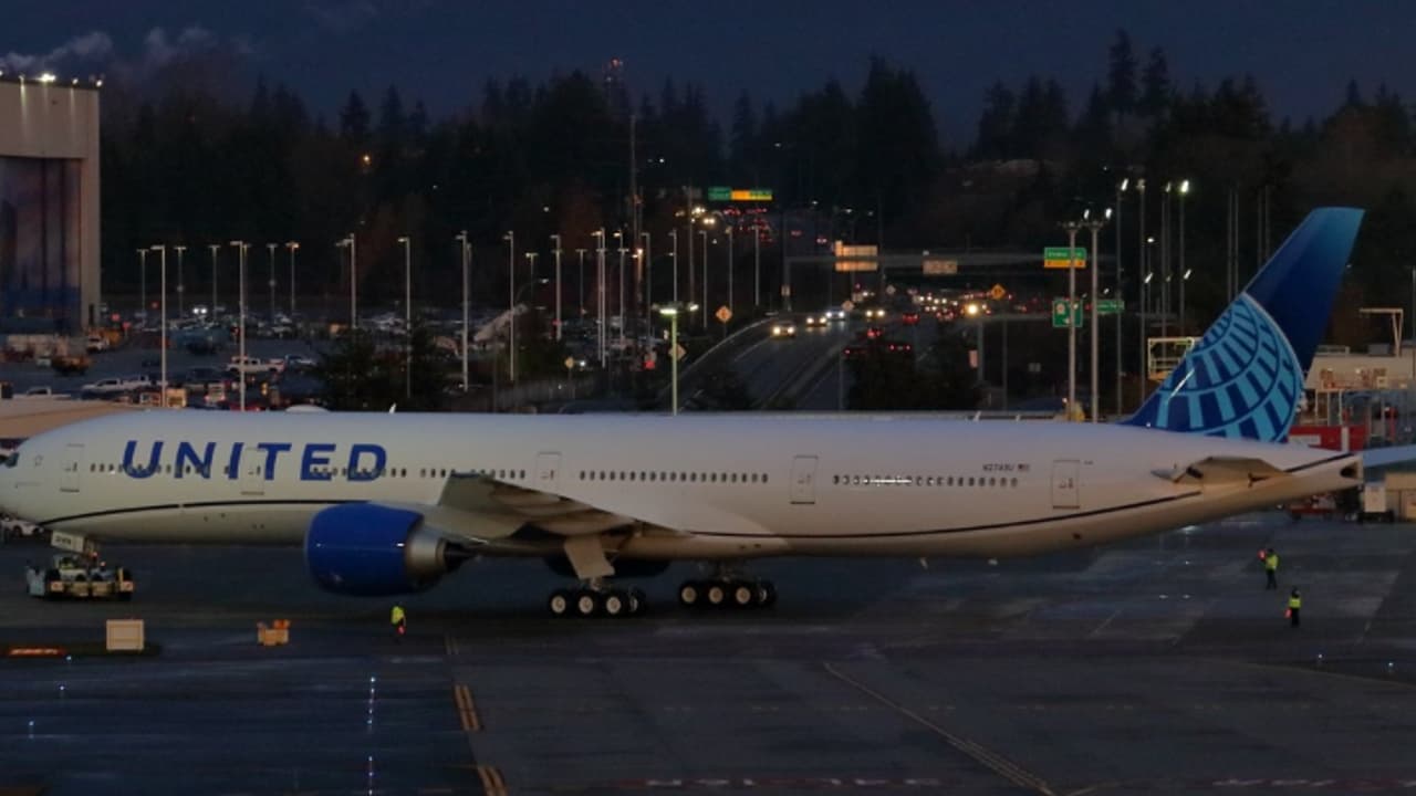 പുറപ്പെടാൻ സജ്ജമാകുന്നതിനിടയിൽ വിമാനത്തിന്റെ പിൻഭാഗത്ത് തീ പടർന്നു, ഒഴിവായത് വൻദുരന്തം പുറപ്പെടാൻ സജ്ജമാകുന്നതിനിടയിൽ വിമാനത്തിന്റെ പിൻഭാഗത്ത് തീ പടർന്നു, ഒഴിവായത് വൻദുരന്തം