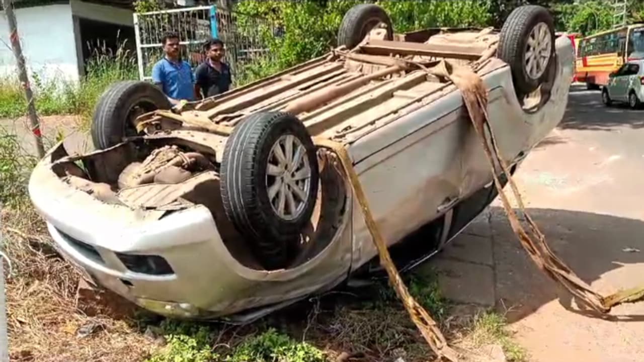മലപ്പുറത്ത് കാര് നിയന്ത്രണം വിട്ട് തലകീഴായി മറിഞ്ഞ് അപകടം; യുവാവിന് പരിക്ക് മലപ്പുറത്ത് കാര് നിയന്ത്രണം വിട്ട് തലകീഴായി മറിഞ്ഞ് അപകടം; യുവാവിന് പരിക്ക്