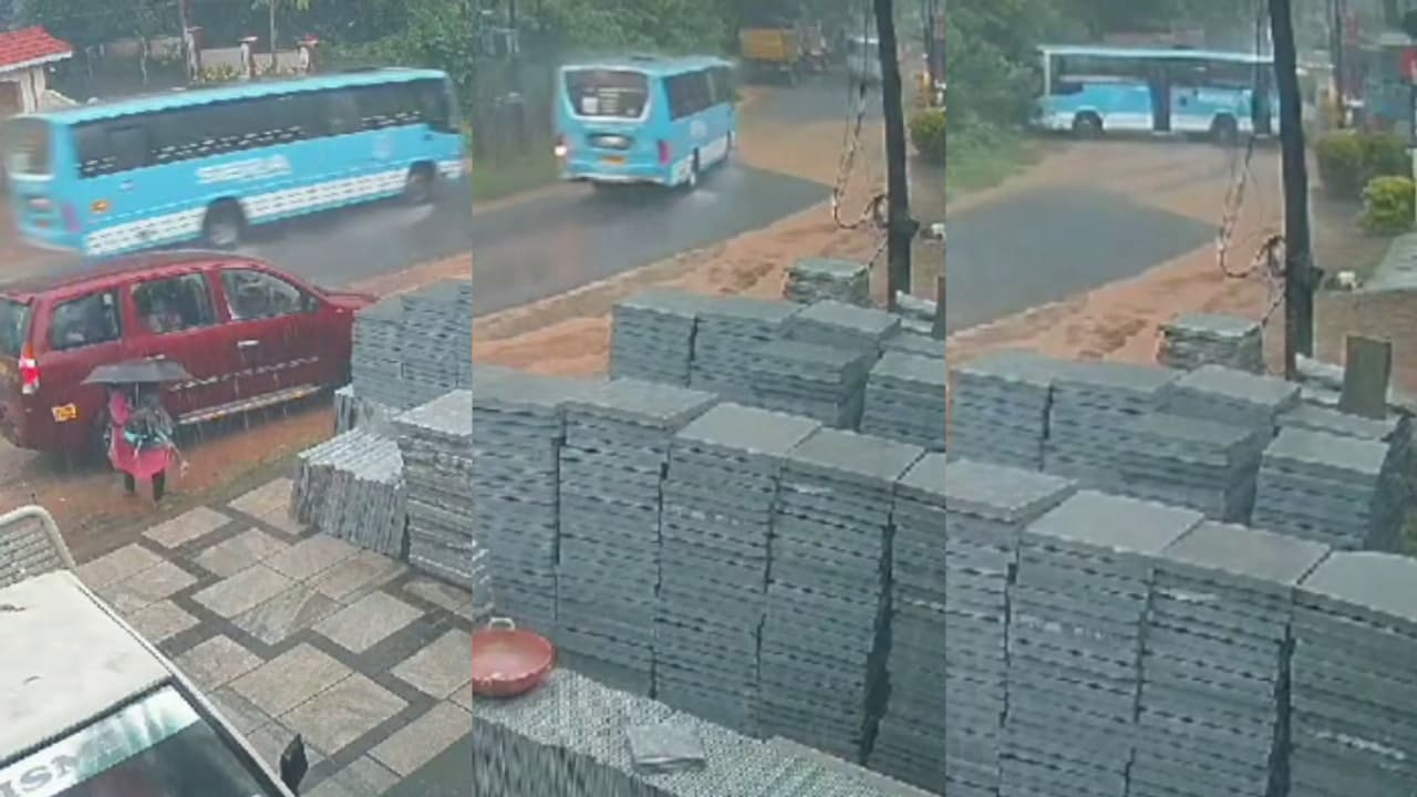 കോട്ടയത്ത് സ്വകാര്യ ബസ് നിയന്ത്രണം വിട്ട് കെഎസ്ആര്ടിസി ബസിലിടിച്ച് അപകടം; ബൈക്ക് യാത്രക്കാരന് പരിക്ക് കോട്ടയത്ത് സ്വകാര്യ ബസ് നിയന്ത്രണം വിട്ട് കെഎസ്ആര്ടിസി ബസിലിടിച്ച് അപകടം; ബൈക്ക് യാത്രക്കാരന് പരിക്ക്