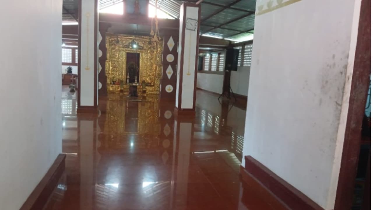 രാവിലെ ക്ഷേത്ര വാതിലുകള് തകര്ന്ന നിലയില് കണ്ട് പരിശോധിച്ചപ്പോൾ കാണിക്കവഞ്ചിയും ഓഫീസും കുത്തിത്തുറന്ന് മോഷണം രാവിലെ ക്ഷേത്ര വാതിലുകള് തകര്ന്ന നിലയില് കണ്ട് പരിശോധിച്ചപ്പോൾ കാണിക്കവഞ്ചിയും ഓഫീസും കുത്തിത്തുറന്ന് മോഷണം