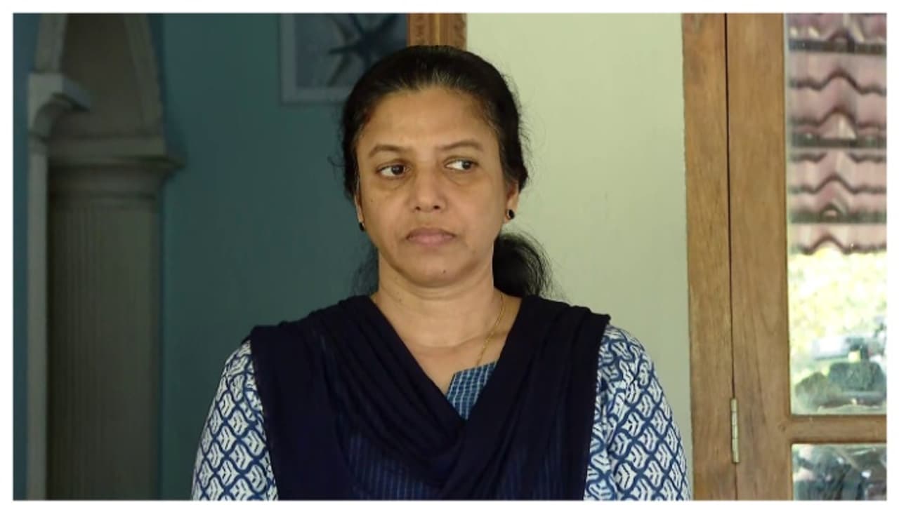 'വലിയ ഉത്തരവാദിത്വങ്ങളിലിരിക്കാനുള്ള മാനസികാവസ്ഥയില്ല, തഹസിൽദാർ ചുമതലയിൽ നിന്നും മാറ്റം വേണം': നവീന്‍റെ ഭാര്യ