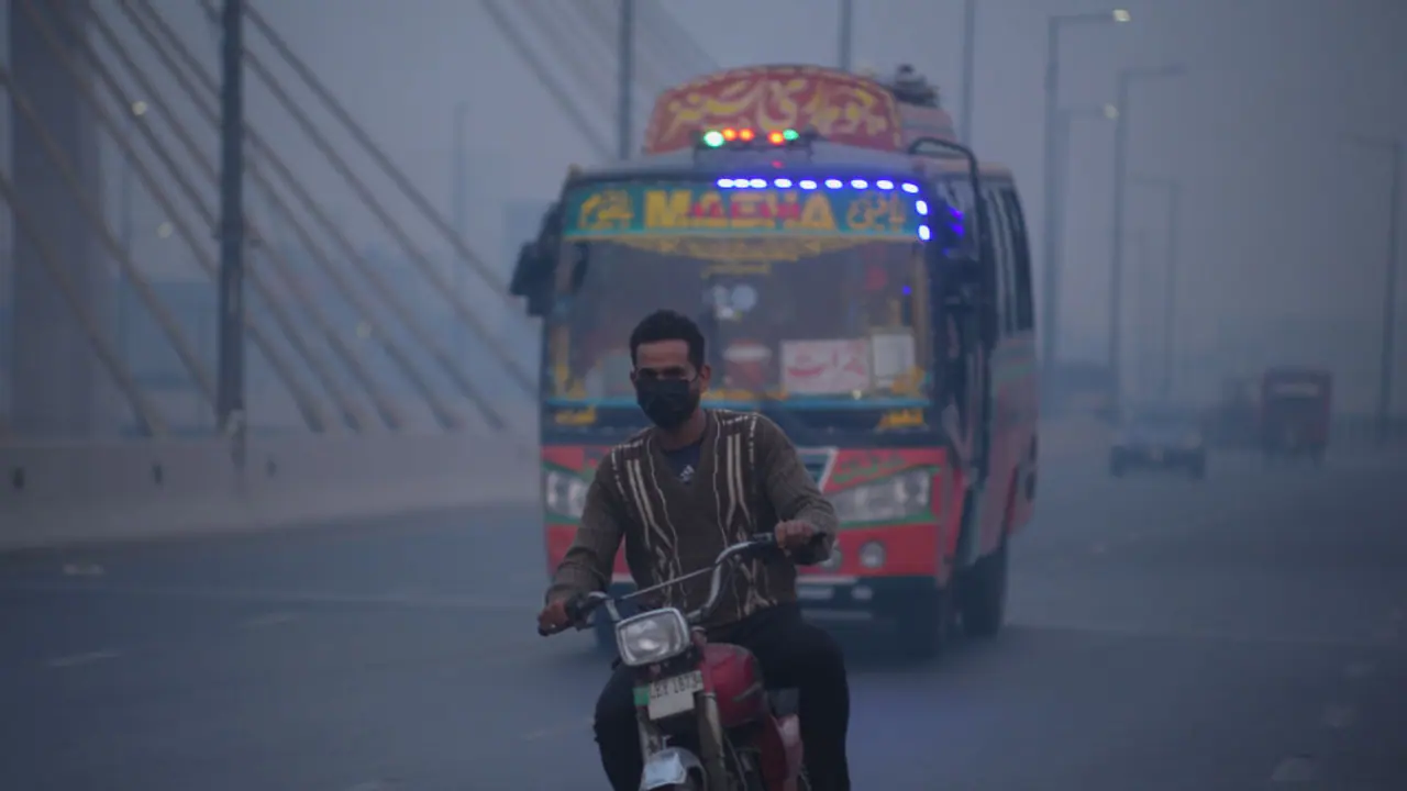 Pakistan chokes with alarming levels of air pollution; Multan under 'lockdown' as AQI crosses 2,100