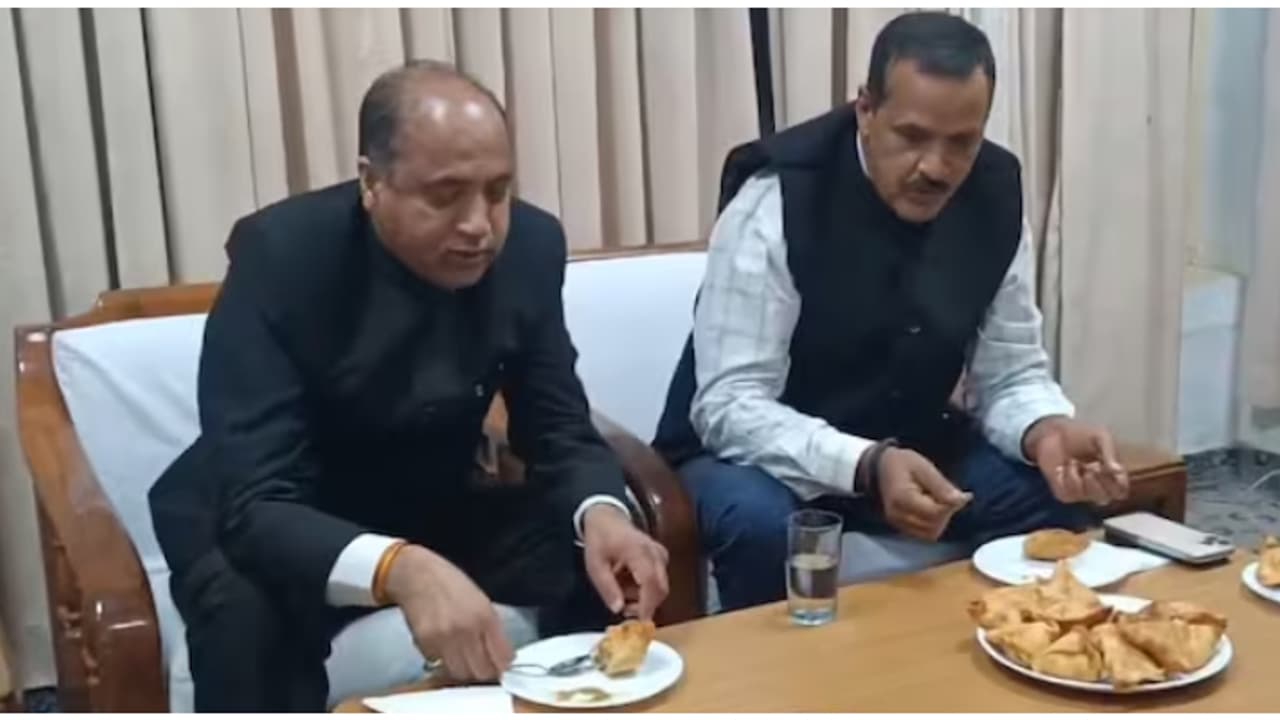 സമൂസ കഴിച്ചതിലെ സിഐഡി അന്വേഷണം, സമൂസ വിരുന്നൊരുക്കി പ്രതിപക്ഷ നേതാവിന്റെ പരിഹാസം; ഹിമാചലിൽ വിവാദം കത്തുന്നു സമൂസ കഴിച്ചതിലെ സിഐഡി അന്വേഷണം, സമൂസ വിരുന്നൊരുക്കി പ്രതിപക്ഷ നേതാവിന്റെ പരിഹാസം; ഹിമാചലിൽ വിവാദം കത്തുന്നു