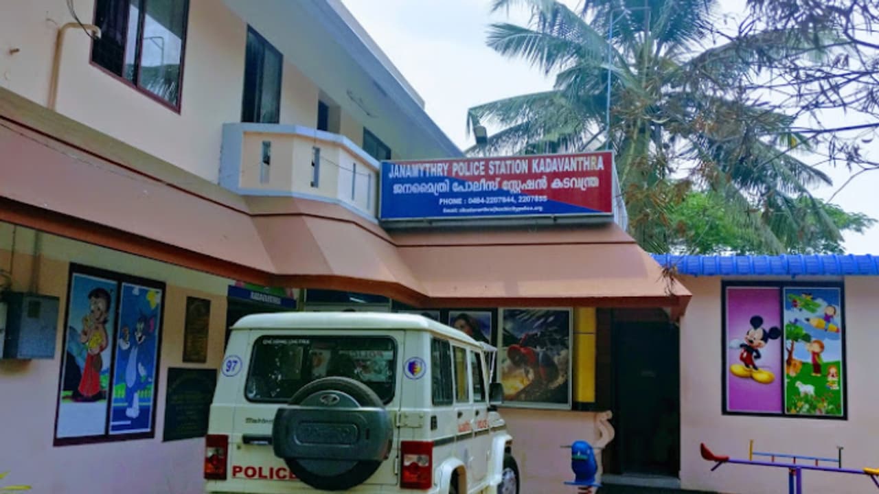 ആണ്സുഹൃത്ത് ബന്ധത്തിൽ നിന്ന് പിന്മാറിയ മനോവിഷമത്തിൽ യുവാവ് പൊലീസ് സ്റ്റേഷനിൽ ആത്മഹത്യയ്ക്ക് ശ്രമിച്ചു ആണ്സുഹൃത്ത് ബന്ധത്തിൽ നിന്ന് പിന്മാറിയ മനോവിഷമത്തിൽ യുവാവ് പൊലീസ് സ്റ്റേഷനിൽ ആത്മഹത്യയ്ക്ക് ശ്രമിച്ചു