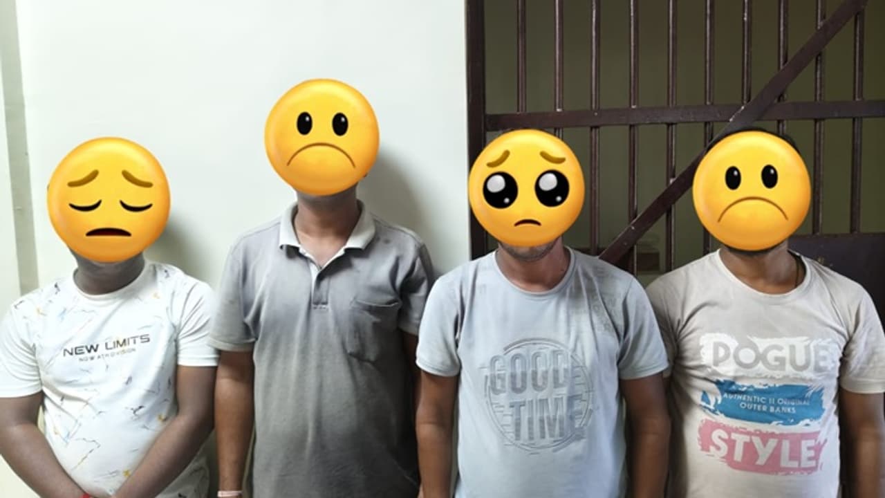 ಆರೋಪಿಗಳ ಮುಖಕ್ಕೆ ಸೂಕ್ತ ಇಮೋಜಿ ಬಳಸಿದ ಪೊಲೀಸ್, ಇದಕ್ಕೆ ಬಂದ ಕಮೆಂಟ್ ಮತ್ತೂ ಅದ್ಭುತ! ಆರೋಪಿಗಳ ಮುಖಕ್ಕೆ ಸೂಕ್ತ ಇಮೋಜಿ ಬಳಸಿದ ಪೊಲೀಸ್, ಇದಕ್ಕೆ ಬಂದ ಕಮೆಂಟ್ ಮತ್ತೂ ಅದ್ಭುತ!