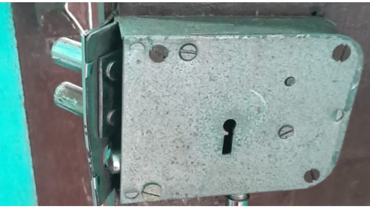 യുവതി ബഹളം വച്ചതോടെ മാലയുമായി ഇറങ്ങിയോടി, പിന്നെയും പ്രദേശത്തെ 2 വീട്ടിൽ കയറി കള്ളൻ; മോഷ്ടിച്ചതിൽ വരവ് മാലയും യുവതി ബഹളം വച്ചതോടെ മാലയുമായി ഇറങ്ങിയോടി, പിന്നെയും പ്രദേശത്തെ 2 വീട്ടിൽ കയറി കള്ളൻ; മോഷ്ടിച്ചതിൽ വരവ് മാലയും