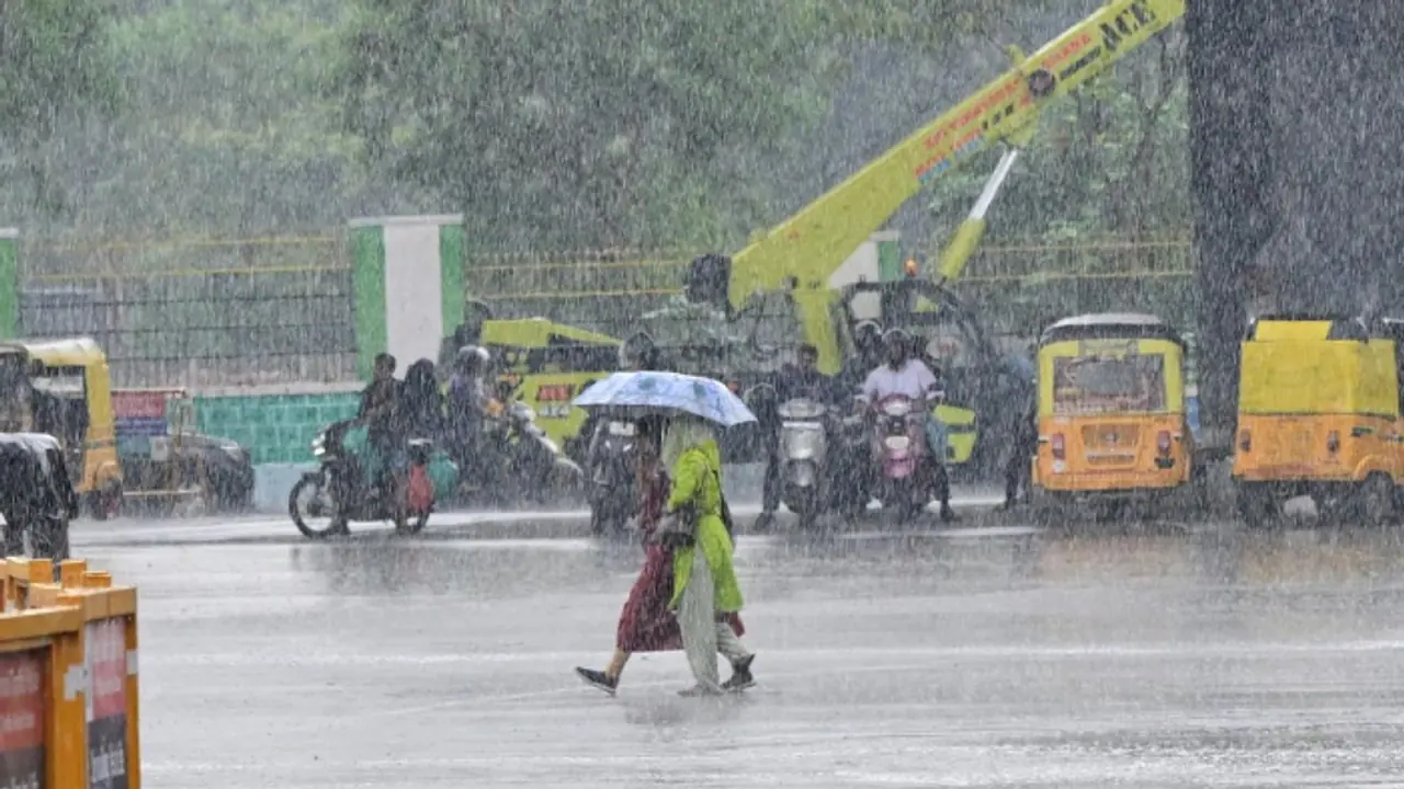 രാമേശ്വരത്ത് മേഘവിസ്ഫോടനം; 3 മണിക്കൂറിൽ 362 മീല്ലീമീറ്റർ മഴ, കനത്ത മഴയിൽ മുങ്ങി തമിഴ്നാട് രാമേശ്വരത്ത് മേഘവിസ്ഫോടനം; 3 മണിക്കൂറിൽ 362 മീല്ലീമീറ്റർ മഴ, കനത്ത മഴയിൽ മുങ്ങി തമിഴ്നാട്