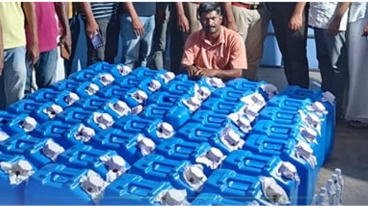 പാലക്കാട്ടെ കൗണ്ടറുടെ തെങ്ങിൻതോപ്പിലെ കെട്ടിടം, 39 കന്നാസുകളിൽ ഒളിപ്പിച്ചത് 1326 ലിറ്റർ സ്പിരിറ്റ്; അറസ്റ്റ് പാലക്കാട്ടെ കൗണ്ടറുടെ തെങ്ങിൻതോപ്പിലെ കെട്ടിടം, 39 കന്നാസുകളിൽ ഒളിപ്പിച്ചത് 1326 ലിറ്റർ സ്പിരിറ്റ്; അറസ്റ്റ്