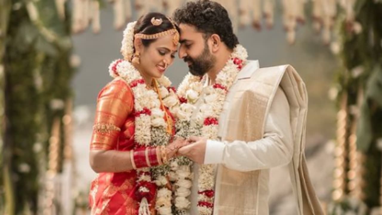 'നൻപകൽ' നായിക രമ്യാ പാണ്ഡ്യൻ വിവാഹിതയായി; കല്യാണ ഫോട്ടോകളുമായി താരം 'നൻപകൽ' നായിക രമ്യാ പാണ്ഡ്യൻ വിവാഹിതയായി; കല്യാണ ഫോട്ടോകളുമായി താരം