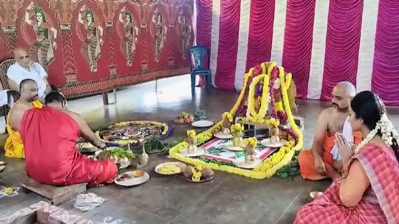 ಮಂಡ್ಯ: ಪತಿ ಗೆಲುವಿಗೆ ದೇವರ ಮೊರೆ ಹೋದ ಯೋಗೇಶ್ವರ್ ಪತ್ನಿ, ಆಂಜನೇಯಸ್ವಾಮಿ ದೇಗುಲದಲ್ಲಿ ವಿಶೇಷ ಹೋಮ! ಮಂಡ್ಯ: ಪತಿ ಗೆಲುವಿಗೆ ದೇವರ ಮೊರೆ ಹೋದ ಯೋಗೇಶ್ವರ್ ಪತ್ನಿ, ಆಂಜನೇಯಸ್ವಾಮಿ ದೇಗುಲದಲ್ಲಿ ವಿಶೇಷ ಹೋಮ!