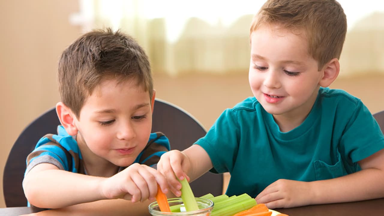 കുട്ടികളുടെ വളർച്ചയ്ക്ക് വേണ്ട പ്രധാനപ്പെട്ട അഞ്ച് പോഷകങ്ങൾ കുട്ടികളുടെ വളർച്ചയ്ക്ക് വേണ്ട പ്രധാനപ്പെട്ട അഞ്ച് പോഷകങ്ങൾ