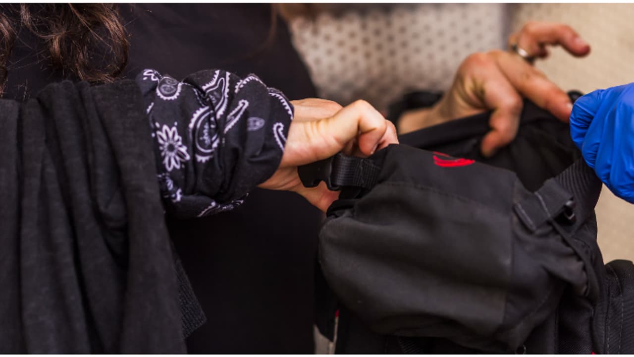 യുവതിയുടെ ഒറ്റ തമാശയിൽ സീനാകെ മാറി, പിന്നാലെ മെറ്റൽ ഡിറ്റക്ടറിൽ ബീപ്പ് ശബ്ദം; പരിഭ്രാന്തിയിലായി വിമാനത്താവളം യുവതിയുടെ ഒറ്റ തമാശയിൽ സീനാകെ മാറി, പിന്നാലെ മെറ്റൽ ഡിറ്റക്ടറിൽ ബീപ്പ് ശബ്ദം; പരിഭ്രാന്തിയിലായി വിമാനത്താവളം