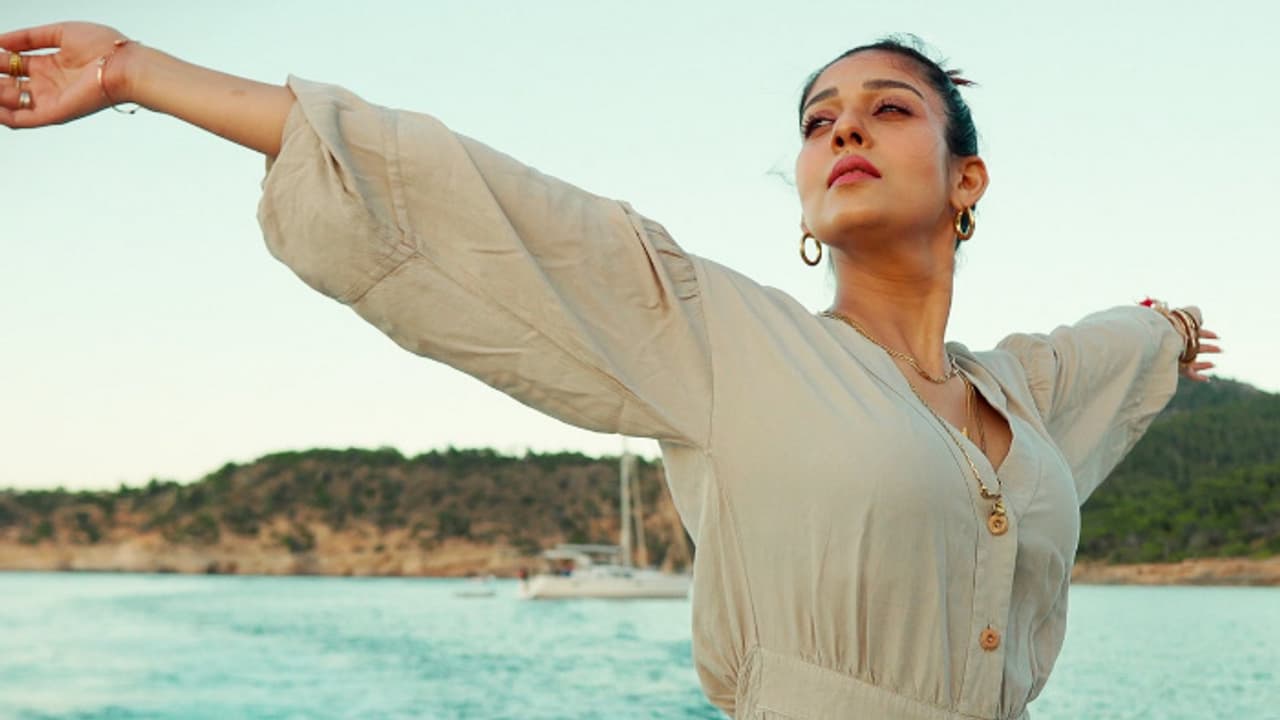 മലയാളത്തിന്റെ നയൻതാര സൂപ്പര്താരമായത് എങ്ങനെ?, ഫോട്ടോകളും പുറത്തുവിട്ടു മലയാളത്തിന്റെ നയൻതാര സൂപ്പര്താരമായത് എങ്ങനെ?, ഫോട്ടോകളും പുറത്തുവിട്ടു