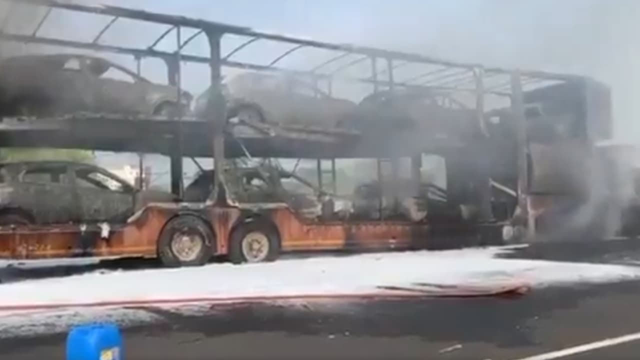 ഹൈവേയിലൂടെ പോകവേ കണ്ടെയ്നറിനെ വിഴുങ്ങി തീജ്വാലകൾ, പ്രദേശത്താകെ കനത്ത പുക, കത്തിനശിച്ചത് എട്ട് കാറുകൾ ഹൈവേയിലൂടെ പോകവേ കണ്ടെയ്നറിനെ വിഴുങ്ങി തീജ്വാലകൾ, പ്രദേശത്താകെ കനത്ത പുക, കത്തിനശിച്ചത് എട്ട് കാറുകൾ