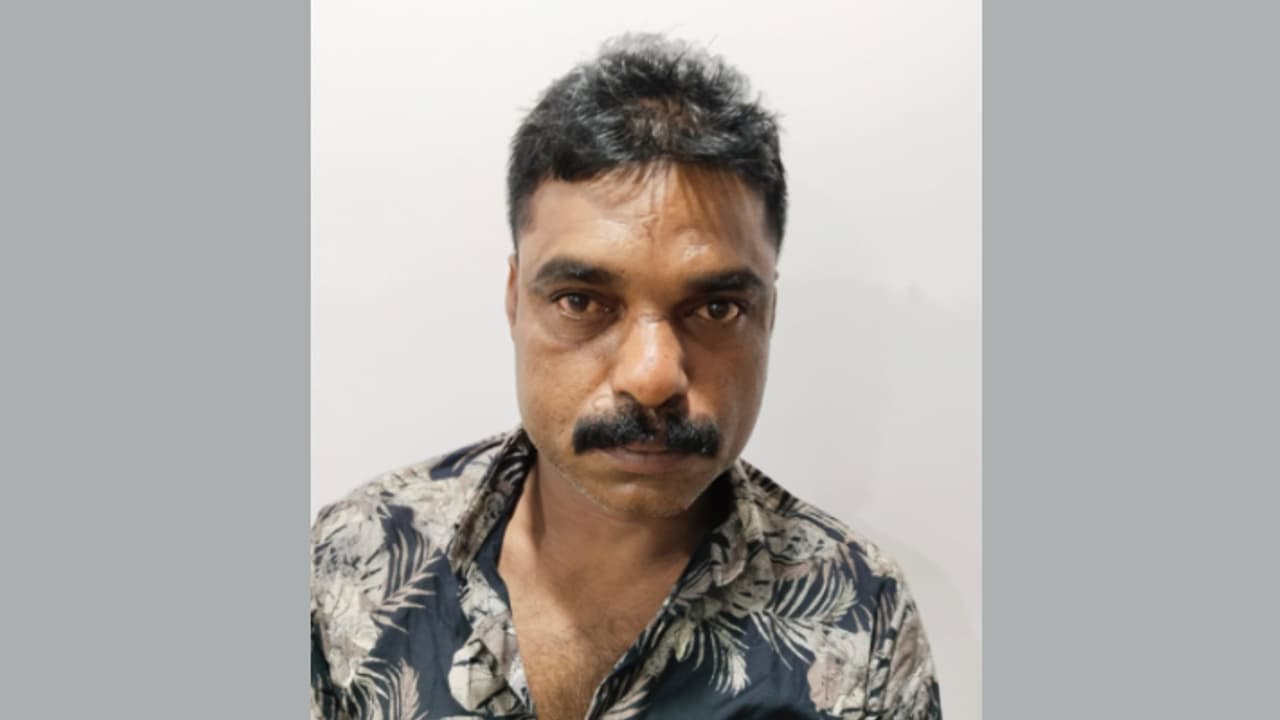 മണ്ണൂത്തി സെന്ററിൽ ലഹരിമരുന്ന് വിൽപനയെന്ന് വിവരം, പൊലീസിനെ കണ്ട് പരക്കം പാഞ്ഞ് 40കാരൻ, അറസ്റ്റ് മണ്ണൂത്തി സെന്ററിൽ ലഹരിമരുന്ന് വിൽപനയെന്ന് വിവരം, പൊലീസിനെ കണ്ട് പരക്കം പാഞ്ഞ് 40കാരൻ, അറസ്റ്റ്