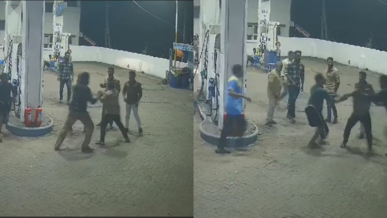 പയ്യന്നൂരിൽ പെട്രോൾ പമ്പിൽ ബസ് ജീവനക്കാർ തമ്മിൽ കൂട്ടത്തല്ല്; തർക്കം സമയക്രമത്തെ ചൊല്ലി പയ്യന്നൂരിൽ പെട്രോൾ പമ്പിൽ ബസ് ജീവനക്കാർ തമ്മിൽ കൂട്ടത്തല്ല്; തർക്കം സമയക്രമത്തെ ചൊല്ലി