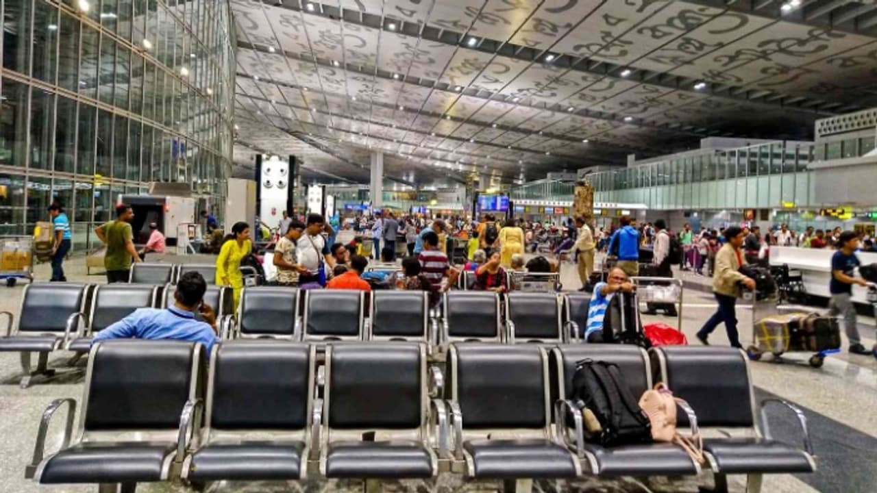 പൊള്ളുന്ന വില പേടിച്ച് എയർപോർട്ടിൽ ചായ കുടിക്കാതിരിക്കേണ്ട; സർക്കാറിന്റെ സുപ്രധാന നീക്കം, കൈയടിച്ച് യാത്രക്കാർ പൊള്ളുന്ന വില പേടിച്ച് എയർപോർട്ടിൽ ചായ കുടിക്കാതിരിക്കേണ്ട; സർക്കാറിന്റെ സുപ്രധാന നീക്കം, കൈയടിച്ച് യാത്രക്കാർ