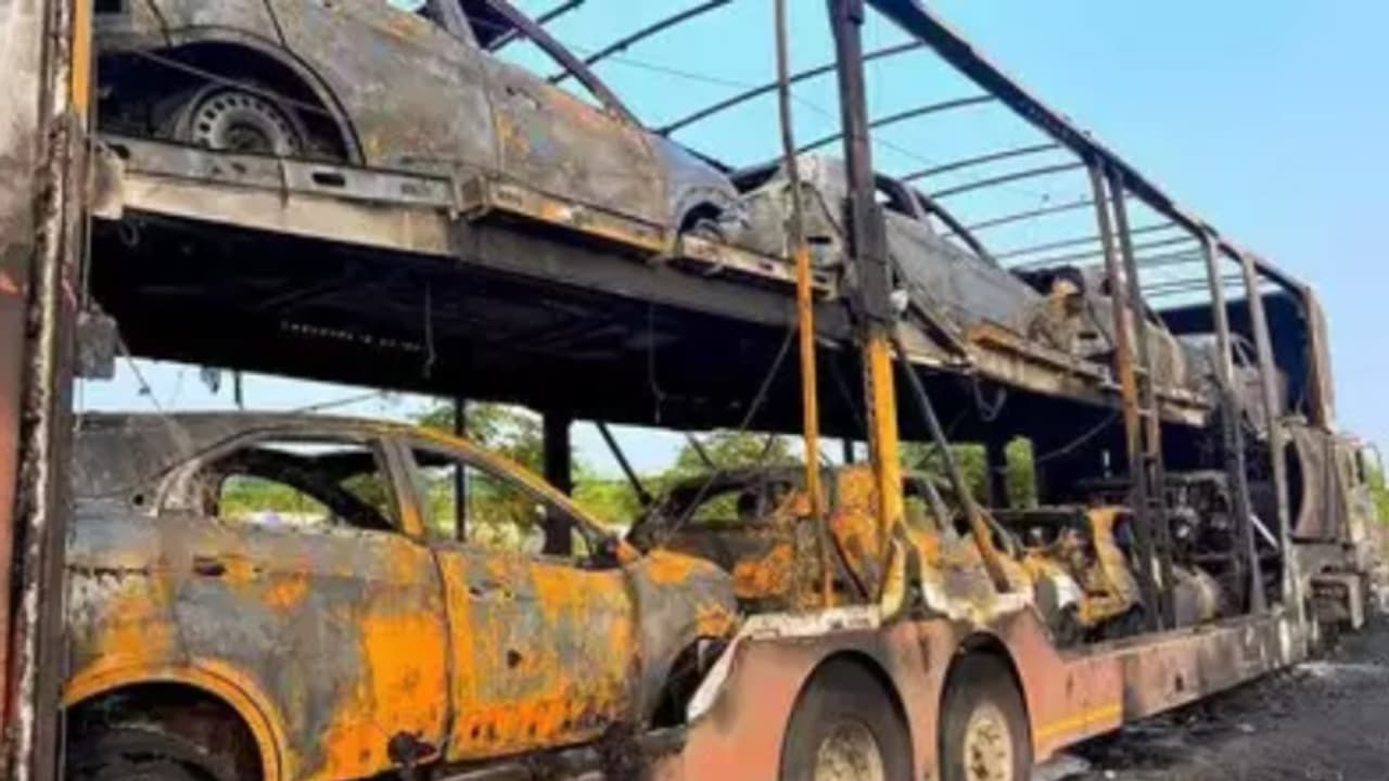 ഡ്രൈവറുടെ അശ്രദ്ധ, ടാറ്റ നെക്സോൺ ഇ.വിയുമായി വരികയായിരുന്ന കണ്ടെയ്നറിന് തീപിടിച്ചു; എട്ട് കാറുകൾ കത്തിനശിച്ചു ഡ്രൈവറുടെ അശ്രദ്ധ, ടാറ്റ നെക്സോൺ ഇ.വിയുമായി വരികയായിരുന്ന കണ്ടെയ്നറിന് തീപിടിച്ചു; എട്ട് കാറുകൾ കത്തിനശിച്ചു