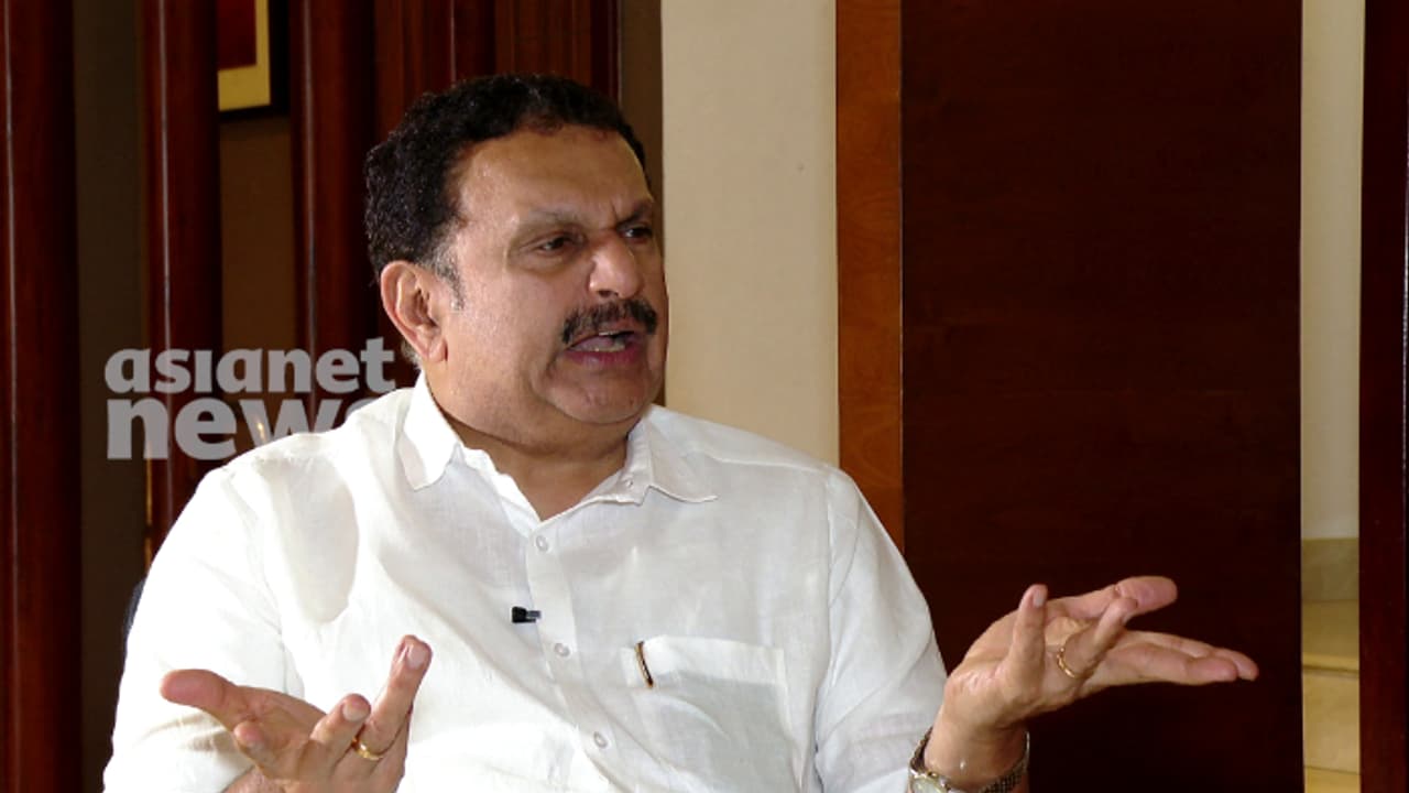 'മുഖം വീർപ്പിച്ച് മാറി നിൽക്കുന്നത് ശരിയല്ല'; കത്ത് നേരത്തെ തന്നെ വാട്സ് ആപ്പിൽ കിട്ടിയിരുന്നുവെന്ന് മുരളീധരൻ 'മുഖം വീർപ്പിച്ച് മാറി നിൽക്കുന്നത് ശരിയല്ല'; കത്ത് നേരത്തെ തന്നെ വാട്സ് ആപ്പിൽ കിട്ടിയിരുന്നുവെന്ന് മുരളീധരൻ