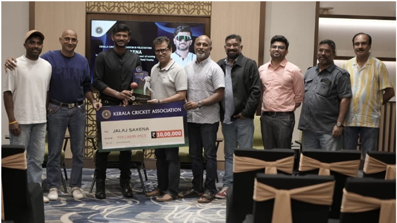 നേട്ടങ്ങളുടെ നെറുകെയിലെത്തിയ കേരള ക്രിക്കറ്റ് താരം ജലജ് സക്സേനയ്ക്ക് കെസിഎയുടെ ആദരം നേട്ടങ്ങളുടെ നെറുകെയിലെത്തിയ കേരള ക്രിക്കറ്റ് താരം ജലജ് സക്സേനയ്ക്ക് കെസിഎയുടെ ആദരം