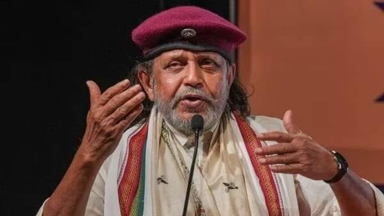 Mithun Chakraborty's wallet stolen during BJP's roadshow in Jharkhand; here's what happened NEXT (WATCH) Mithun Chakraborty's wallet stolen during BJP's roadshow in Jharkhand; here's what happened NEXT (WATCH)