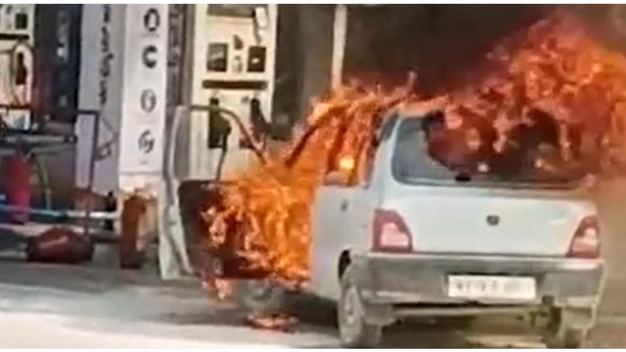 പെട്രോൾ അടിക്കാൻ പമ്പിലെത്തിയ മാരുതി 800 കാറിന് തീപിടിച്ചു; ഡ്രൈവർ ഇറങ്ങിയോടി, ജീവനക്കാരുടെ ഇടപെടലിന് കയ്യടി 