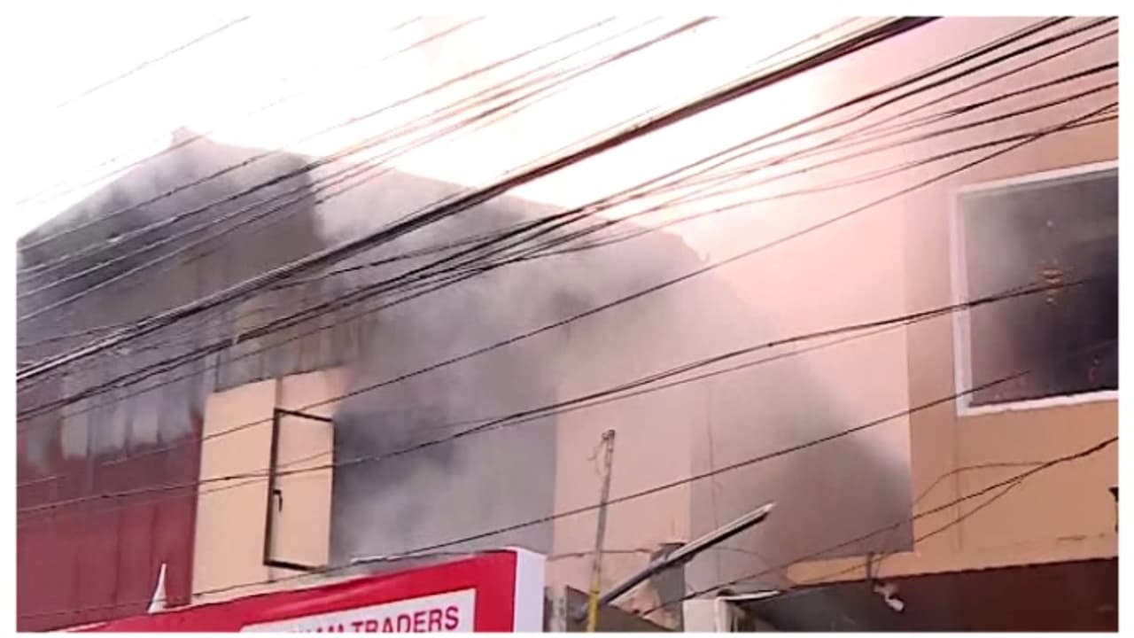 തിരുവനന്തപുരത്ത് സാനിറ്ററി ഷോപ്പിൽ തീപിടുത്തം; ജീവനക്കാർ ഇറങ്ങിയോടി, രക്ഷകരായി ഫയർഫോഴ്സ് തിരുവനന്തപുരത്ത് സാനിറ്ററി ഷോപ്പിൽ തീപിടുത്തം; ജീവനക്കാർ ഇറങ്ങിയോടി, രക്ഷകരായി ഫയർഫോഴ്സ്