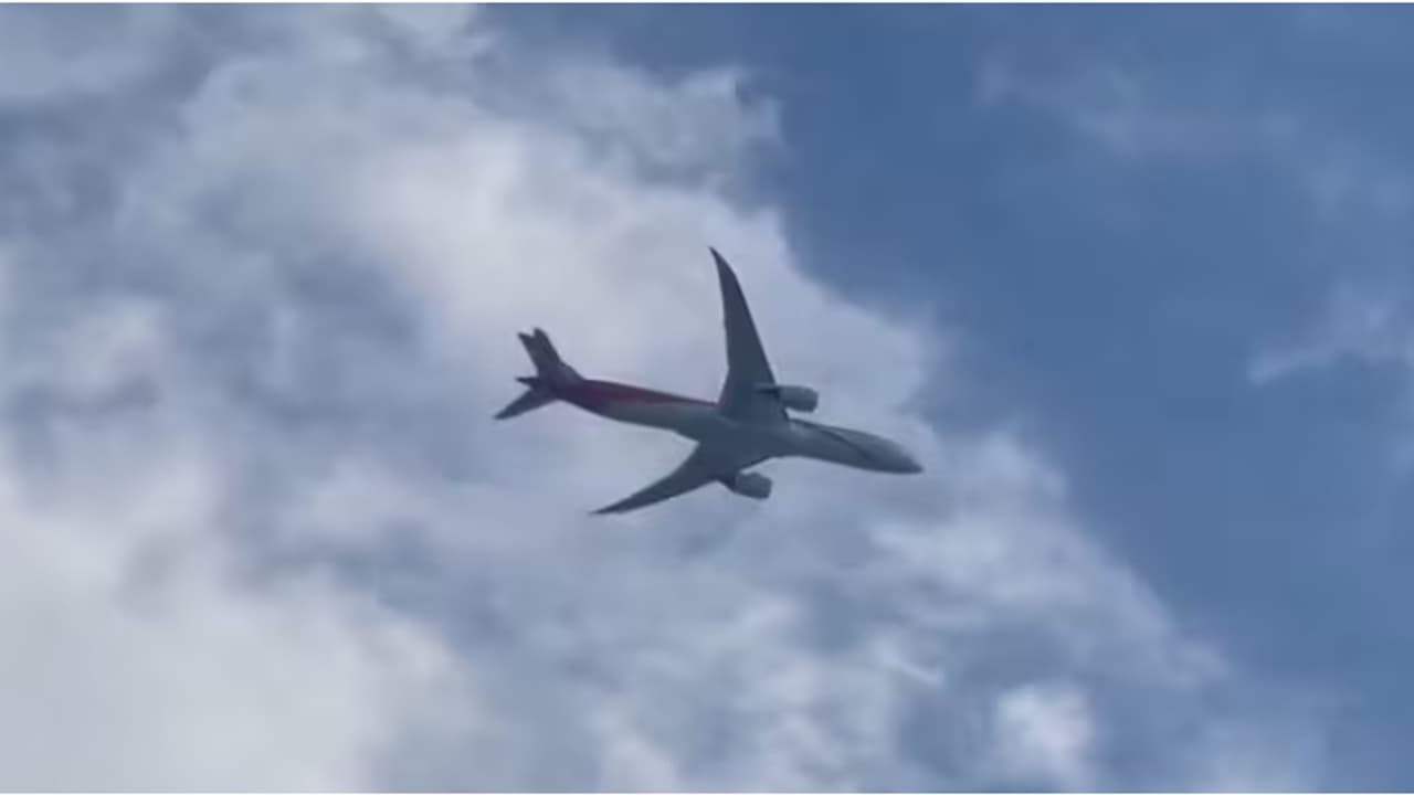 265 പേരുമായി പറന്നുയർന്ന വിമാനത്തിൽ തീ, ആശങ്കയുടെ മണിക്കൂറുകൾ, ഒടുവിൽ തിരിച്ചിറക്കി വീഡിയോ 265 പേരുമായി പറന്നുയർന്ന വിമാനത്തിൽ തീ, ആശങ്കയുടെ മണിക്കൂറുകൾ, ഒടുവിൽ തിരിച്ചിറക്കി വീഡിയോ