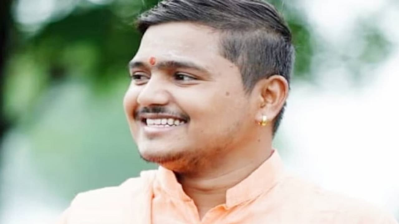 ಮಕ್ಕಳ ಕೈಗೆ ಪೆನ್ ಬದಲು ತಲ್ವಾರ್ ಕೊಡಿ: ಮರುಳಾರಾಧ್ಯ ಸ್ವಾಮೀಜಿ ವಿವಾದಾತ್ಮಕ ಹೇಳಿಕೆ ಮಕ್ಕಳ ಕೈಗೆ ಪೆನ್ ಬದಲು ತಲ್ವಾರ್ ಕೊಡಿ: ಮರುಳಾರಾಧ್ಯ ಸ್ವಾಮೀಜಿ ವಿವಾದಾತ್ಮಕ ಹೇಳಿಕೆ