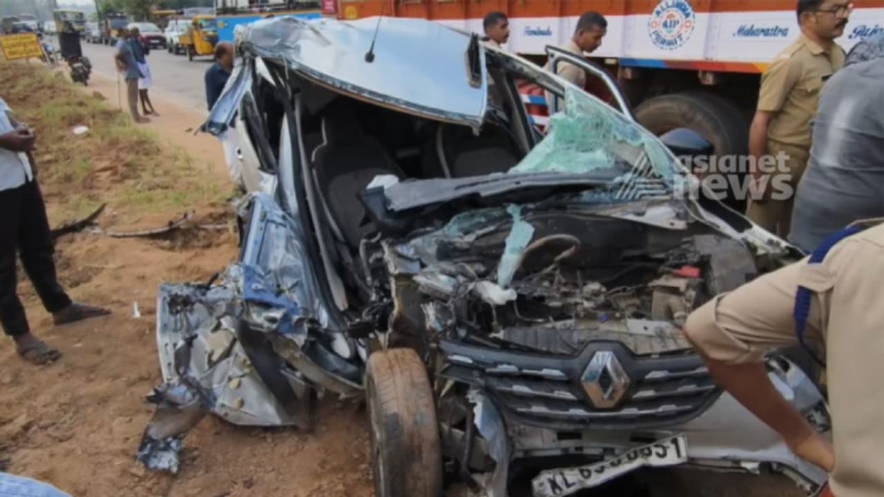 തൃശ്ശൂരിൽ ബസും കാറും കൂട്ടിയിടിച്ചു: കാർ യാത്രക്കാരൻ മരിച്ചു; ഒപ്പമുണ്ടായിരുന്ന യുവതിയടക്കം 2 പേർക്ക് പരുക്ക്