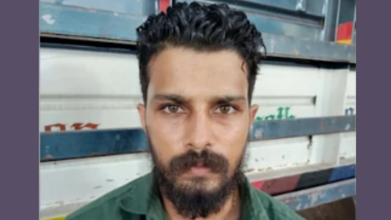 യുവാവ് 2 കിലോ കഞ്ചാവുമായി പിടിയിലായി, പിന്നാലെ വീട്ടിൽ പരിശോധിച്ചപ്പോൾ ഞെട്ടി, കണ്ടെത്തിയത് 7.35 കിലോ കഞ്ചാവ് യുവാവ് 2 കിലോ കഞ്ചാവുമായി പിടിയിലായി, പിന്നാലെ വീട്ടിൽ പരിശോധിച്ചപ്പോൾ ഞെട്ടി, കണ്ടെത്തിയത് 7.35 കിലോ കഞ്ചാവ്